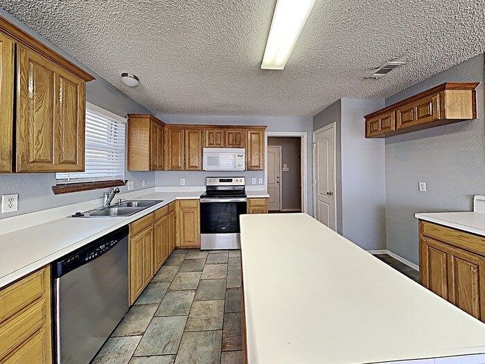 Building Photo - 8025 Jolie Dr