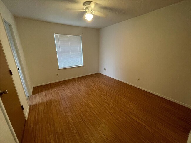 Building Photo - 204 Cedar Ln