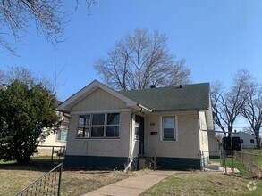 Building Photo - Charming 2+ Bedroom Single Family on a gre...