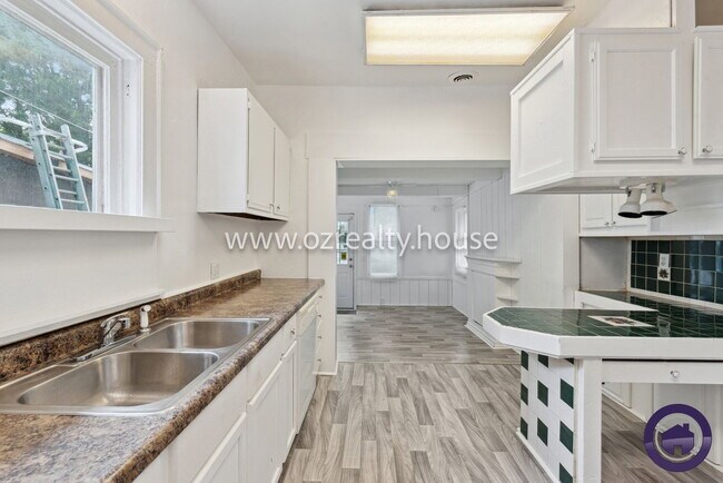 Building Photo - 1453 Prouty Ave