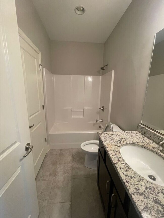 Building Photo - Beautiful 4-Bed, 3-Bath Bungalow in Highly Desirable Farragut!