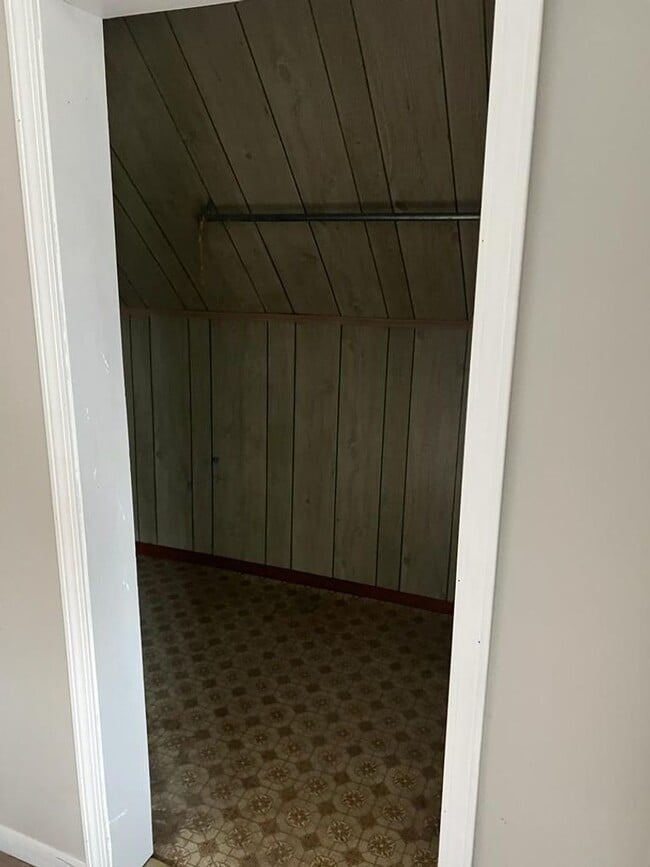 Building Photo - Large 5 bedroom / 2 bath home in central O...