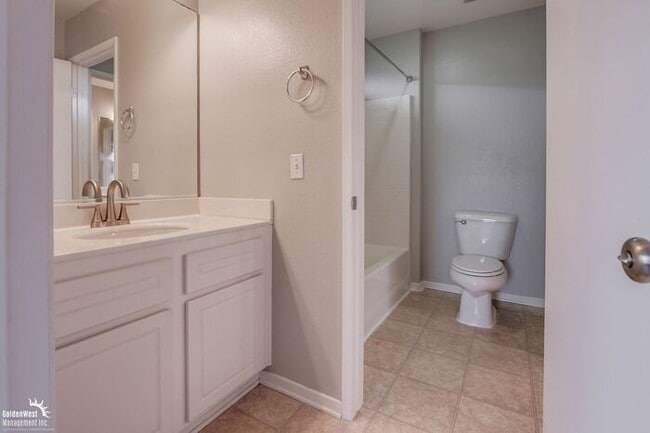 Building Photo - Beautifully 5Bdm 3.5Ba Home in Prime Location