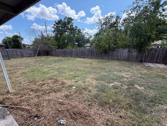 Building Photo - 1013 Shadybrook Ln
