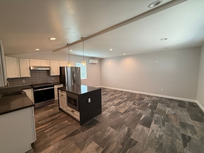 Building Photo - Amazing 1 Bedroom Back Home in La Crescenta!