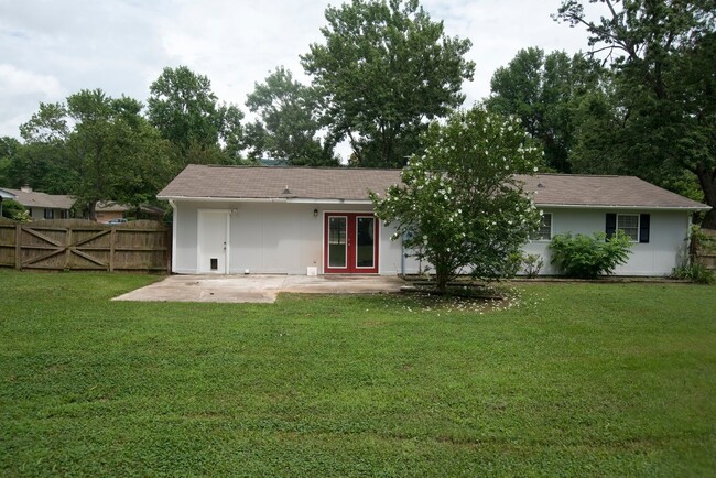 Building Photo - Spacious 3 bedroom/2 bath ranch- South Hun...