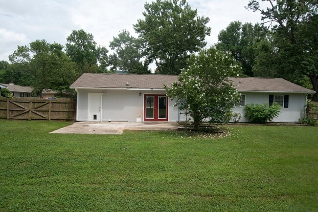 Building Photo - Spacious 3 bedroom/2 bath ranch- South Huntsville!