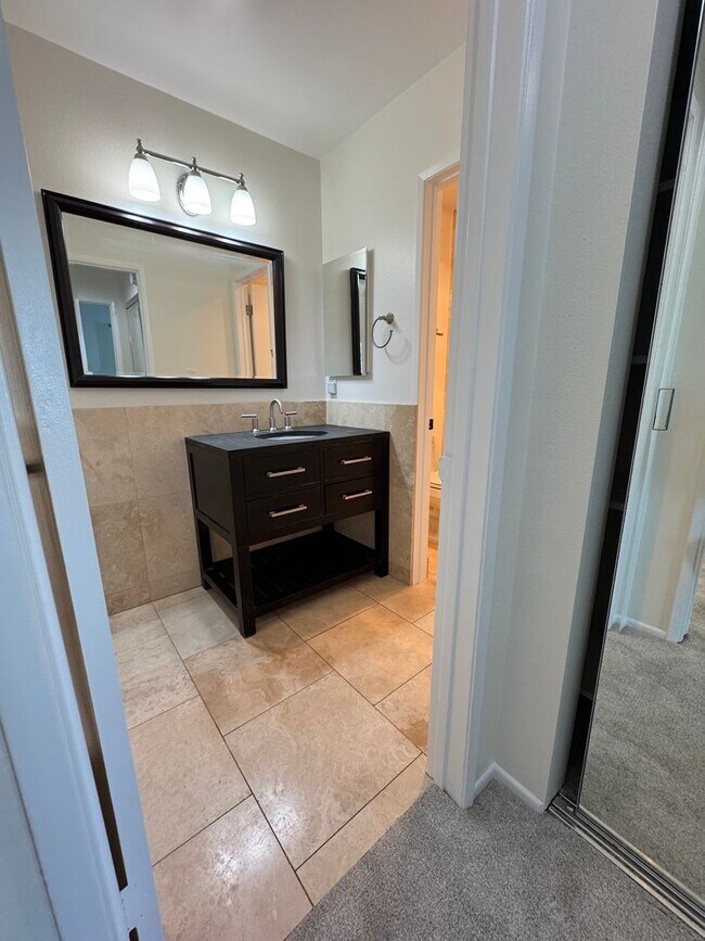 Building Photo - Top Floor Oasis