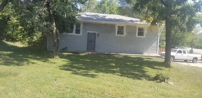 Building Photo - COMING SOON! Renovated 3 Bedroom, 2 bath R...