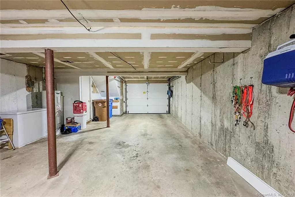 Garage - 95 Country Pl