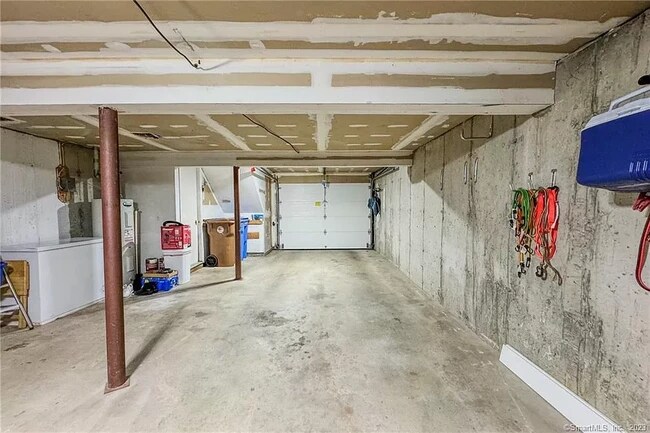 Garage - 95 Country Pl