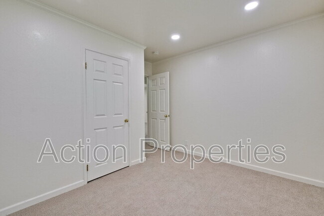 Building Photo - 1128 Kentwood Ave