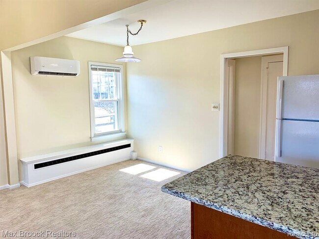 Building Photo - 156 N Worth St