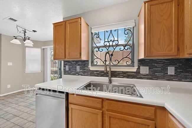 Building Photo - 1409 Stoneway Dr NW