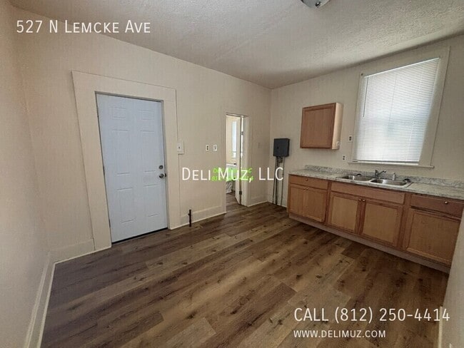Building Photo - 527 N Lemcke Ave