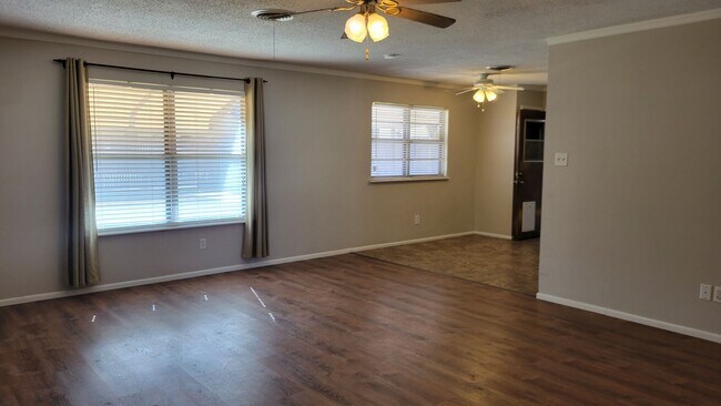 Building Photo - Leasing now! Cozy and comfortable 3/2/2 Brick Home Available for August