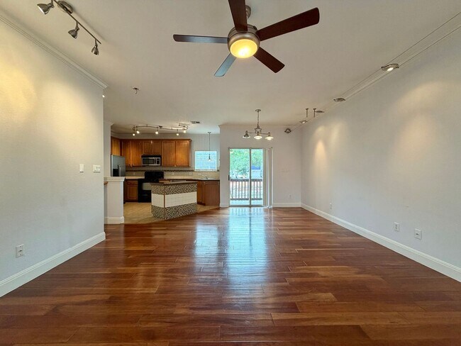Building Photo - 1402 Parker Ln