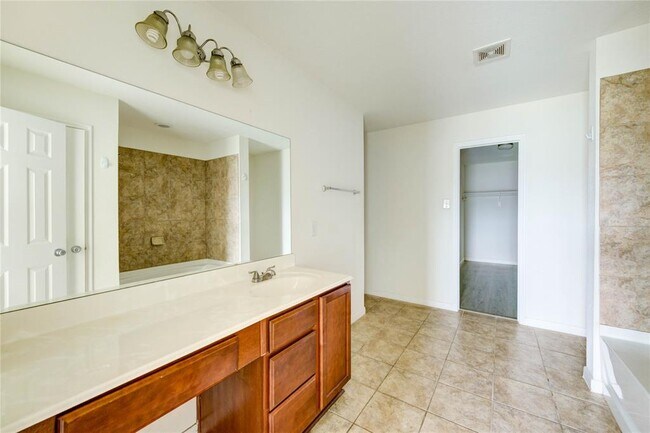 Building Photo - 16003 Peach Bluff Ln