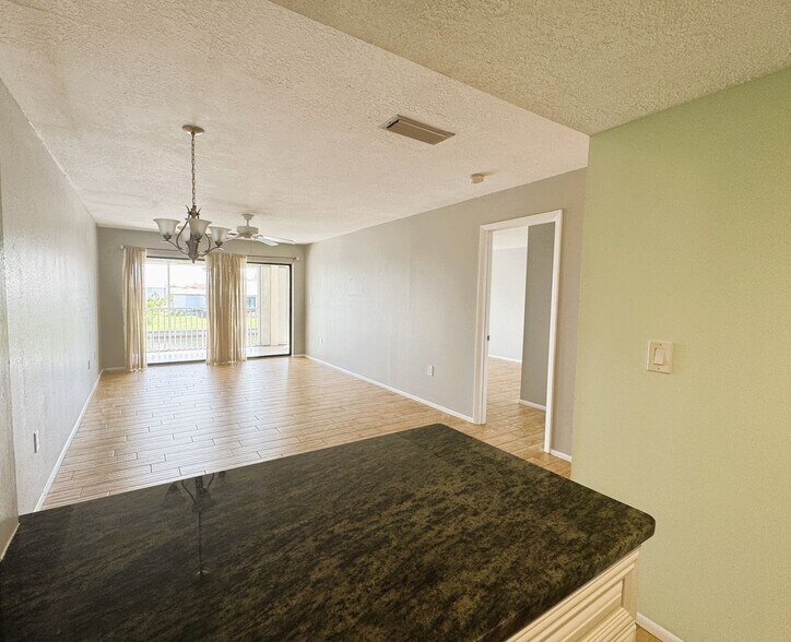 Building Photo - 1400 Mineo Dr