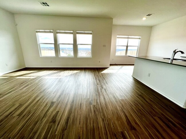 Building Photo - Beautiful 3 beds 2.5 baths in Lago Vista