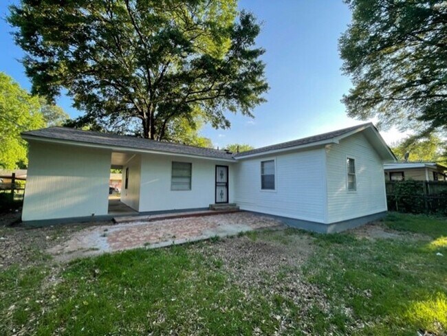 Building Photo - 618 Frayser Dr