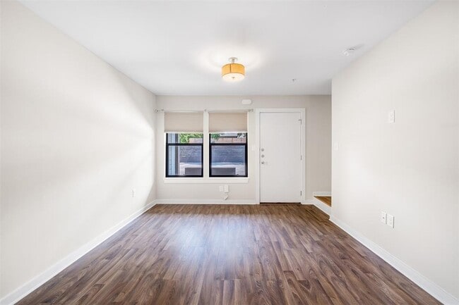 Building Photo - 924 E 51st St