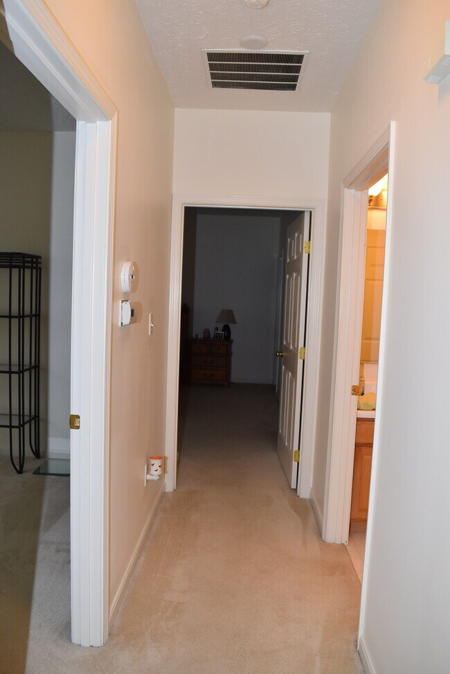 Building Photo - 3889 Thorngate Dr