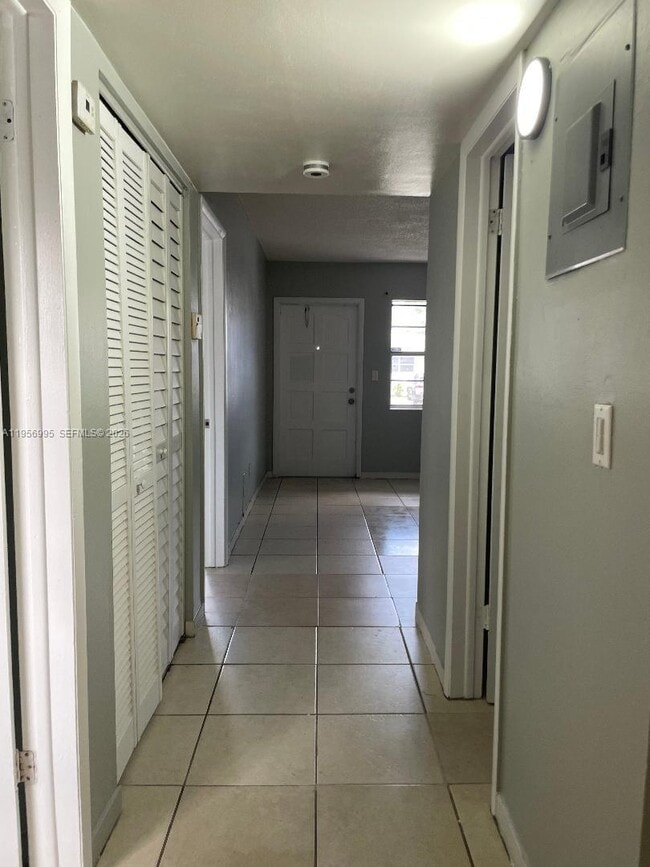 Building Photo - 5440 SW 38th Ct