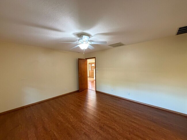 Building Photo - 9600 Allande Rd NE