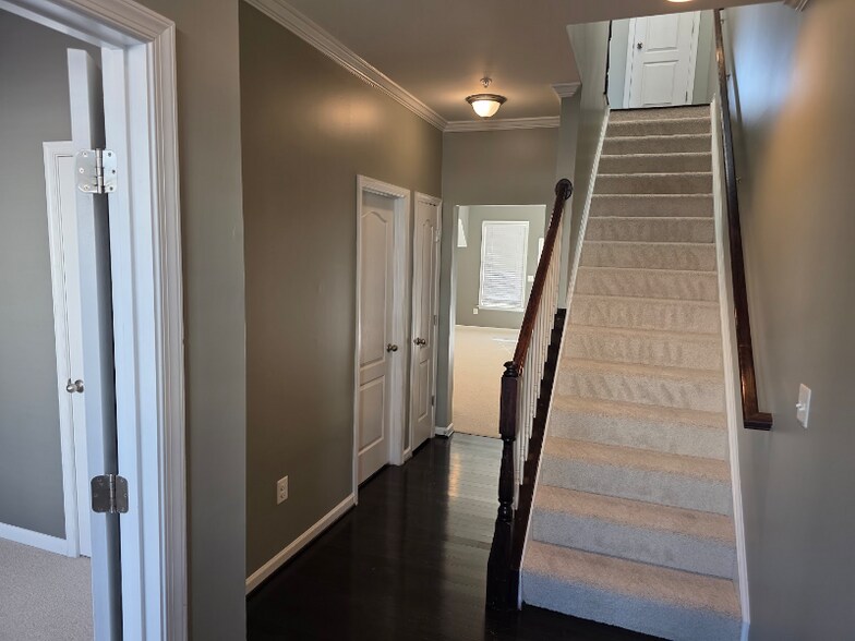 Building Photo - 629 Quarterpath Way