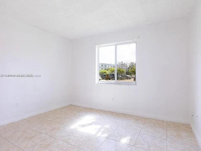 Building Photo - 14850 Naranja Lakes Blvd