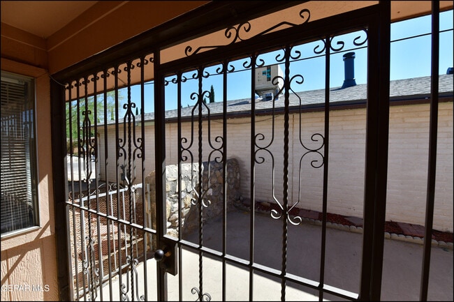 Building Photo - 2629 Lake Victoria Dr