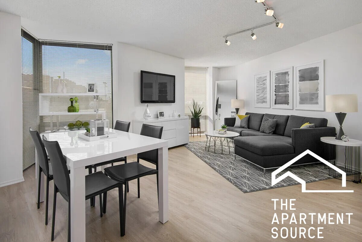 Building Photo - 1120 N La Salle Dr