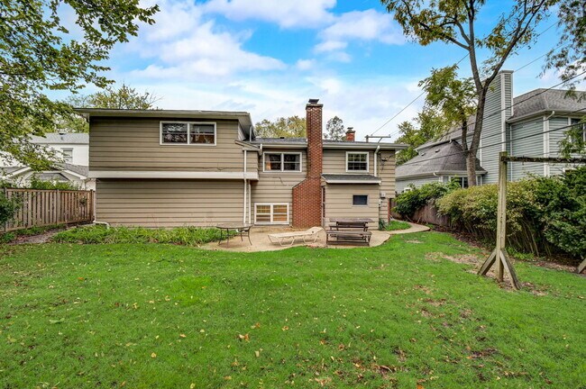 Building Photo - 1326 Meadow Ln