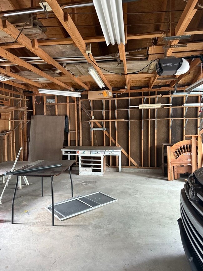 Building Photo - 2BR/1BA Overside Double Car Garage
