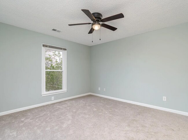 Building Photo - Gorgeous Renovated Home with Modern Finishes & Gated Community Amenities
