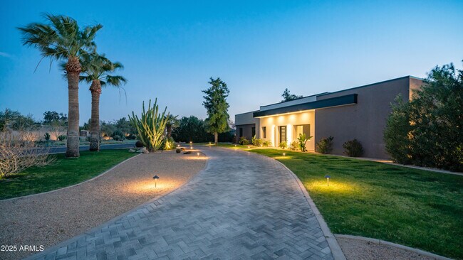 Building Photo - 7417 E Paradise Dr