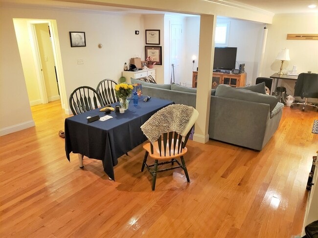 Building Photo - 8 Kenwood St