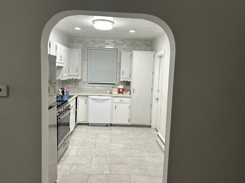 Building Photo - 805 Broadway