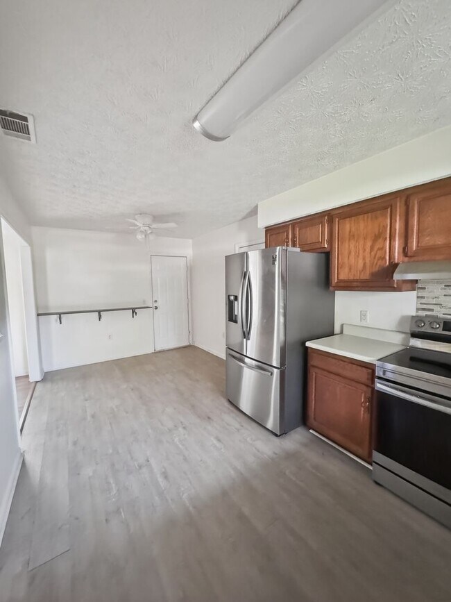 Building Photo - HOT SUMMER MOVE-IN SPECIAL: ONE MONTH FREE RENT!**