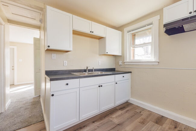 Building Photo - 802 E 25th St