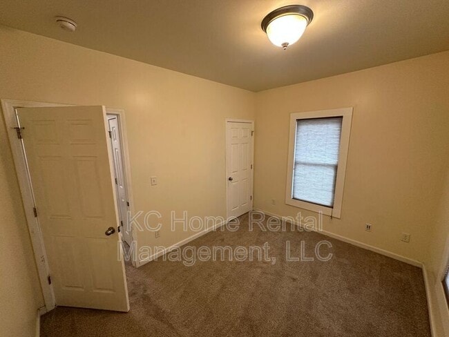 Building Photo - 1217 W 47th St