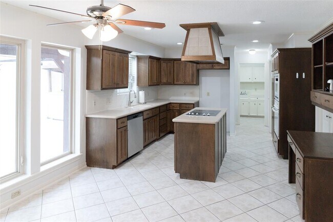 Building Photo - 16611 Brenton Oaks Dr