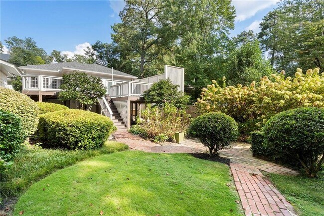 Building Photo - 2512 Brookwood Dr NE