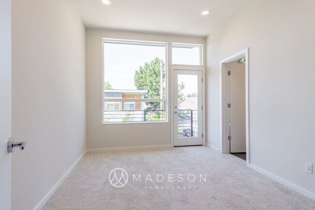 Building Photo - 9730 Woodlawn Ave N