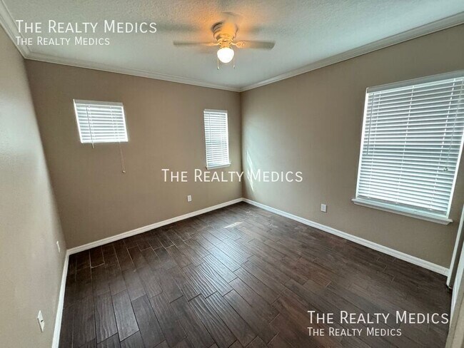 Building Photo - 15764 Ave Of The Arbors