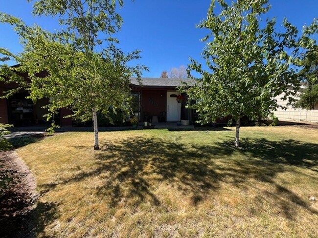 Building Photo - ? **Charming Single-Level Home Just Minute...