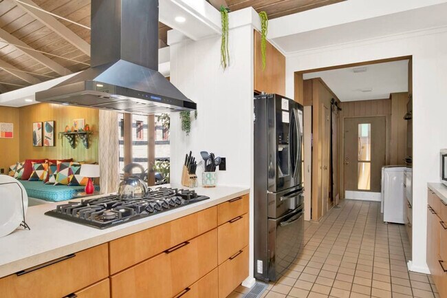 Building Photo - 305 Indian Creek Dr E