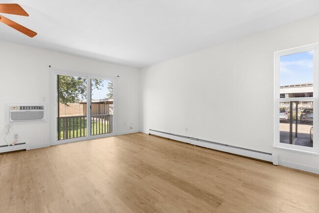 Building Photo - 625 Manhattan Pl