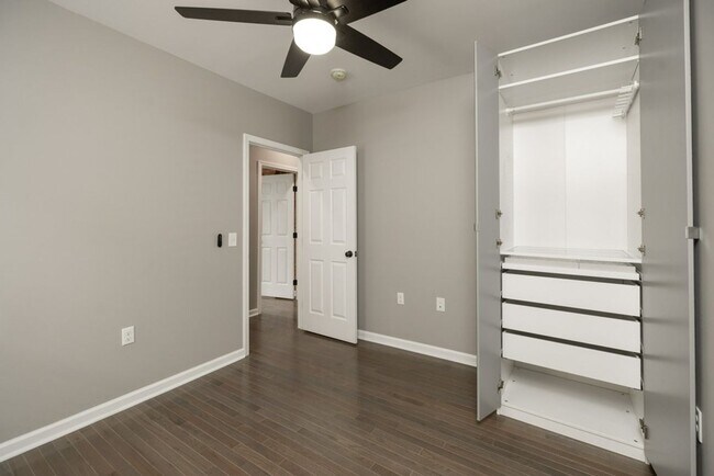 Building Photo - E 11th Ave 162-164 MLR